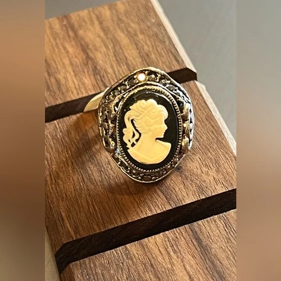Elegant Silver and Black Cameo Ring - Picture 4 of 6